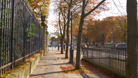 Spaziergang-Durch-Die-Ruhige-Straße-Von-Paris-Mit-Blick-Auf-Den-Herbst