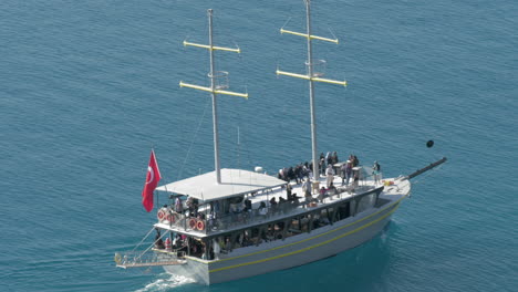 Türkisches-Schiff-Mit-Touristen,-Die-Im-Meer-Segeln