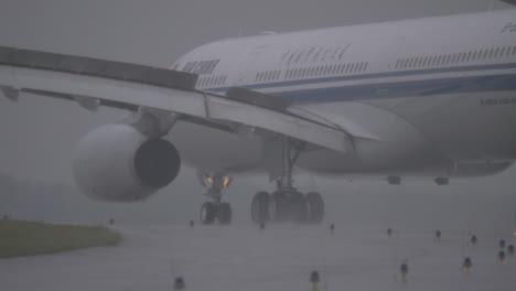 Avión-Air-China-Airbus-A330-Rodando-En-La-Pista-Bajo-La-Lluvia