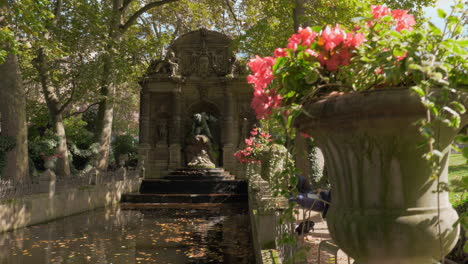 Szene-Mit-Medici-Brunnen-In-Den-Luxemburger-Gärten,-Paris,-Frankreich