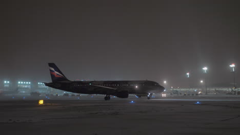Belebter-Flughafen-Scheremetjewo-In-Der-Winternacht-Moskau
