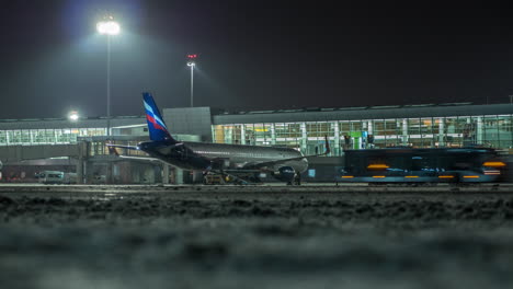 Verladung-Von-Fracht-In-Ein-Aeroflot-Flugzeug-In-Der-Winternacht-Am-Moskauer-Flughafen-Moskau-Scheremetjewo