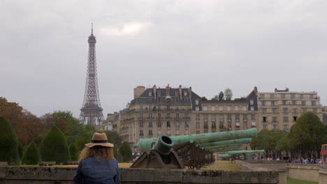 Blick-Auf-Paris-Mit-Eiffelturm-Und-Alten-Kanonen-In-Der-Nähe-Von-Les-Invalides,-Frankreich