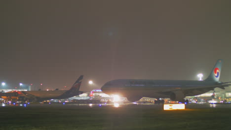 Abflug-Eines-Koreanischen-Flugzeugs-Vom-Flughafen-Scheremetjewo-Bei-Nacht-In-Moskau