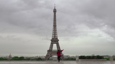 Weibliche-Touristen-Auf-Der-Aussichtsplattform-Mit-Blick-Auf-Den-Eiffelturm-In-Paris