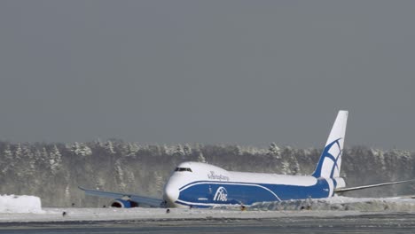 Frachtboeing-747-Startet-Im-Winter