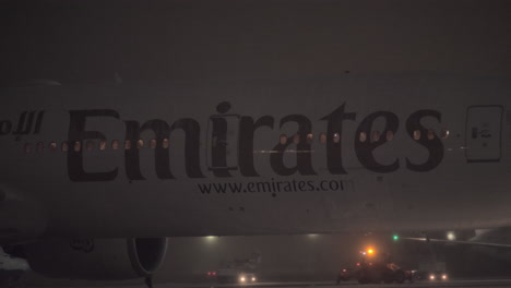 Empujando-El-Avión-De-Emirates-En-La-Noche-De-Invierno-Del-Aeropuerto-De-Domodedovo-En-Moscú