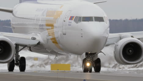 Flugzeug-Der-Mongolischen-Fluggesellschaft,-Das-Am-Flughafen-Rollt,-Winteransicht