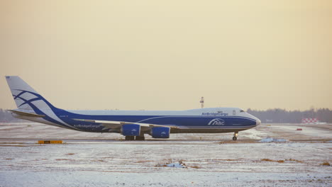 Fracht-Boeing-747-Rollt-Auf-Der-Landebahn-Im-Winterblick-Des-Flughafens