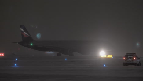 Aeroflot-Flugzeuge,-Die-In-Der-Winternacht-Moskaus-Auf-Dem-Flughafen-Rollen