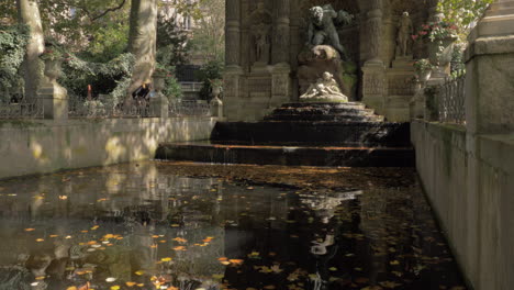 Medici-Brunnen-In-Den-Herbstlichen-Luxemburger-Gärten