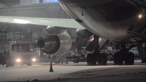 Unloading-arrived-Boeing-747-400-at-night