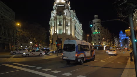 Madrid-De-Noche-España-Calle-Con-Tráfico-Y-Edificio-De-Metrópolis