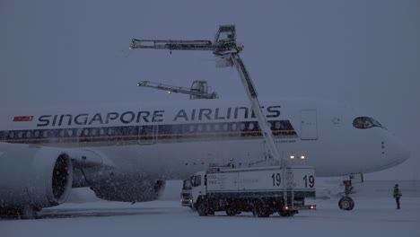 De-icing-of-Singapore-Airlines-plane-is-finished