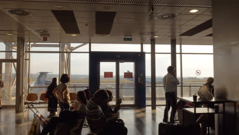 Menschen-Im-Warteraum-Des-Flughafens-In-Thessaloniki,-Griechenland