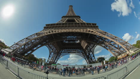 Timelapse-Del-Tráfico-De-Personas-Por-La-Torre-Eiffel-Contra-El-Cielo-De-París