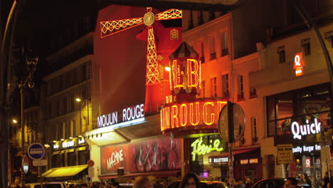 Blick-Auf-Die-Pariser-Straße-Bei-Nacht,-Moulin-Rouge-Und-Menschen,-Die-Zum-U-Bahn-Eingang-Gehen