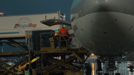 Loading-cargo-onto-the-plane-with-container-loader
