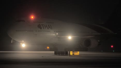 Boeing-747-400-Tailandés-Llegada-En-La-Noche-De-Invierno
