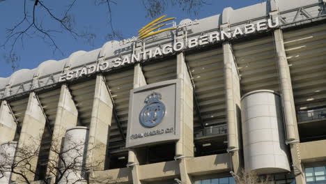 Santiago-Bernabéu-Stadion-Mit-Logo-Von-Real-Madrid,-Spanien