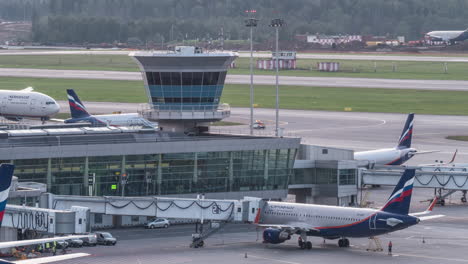 Zeitraffer-Des-Flugzeugverkehrs-Und-Des-Boardings-Am-Moskauer-Flughafen-Scheremetjewo