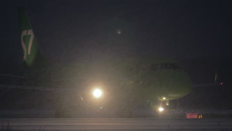 Flugzeug-Der-Fluggesellschaft-S7-Auf-Der-Landebahn-In-Der-Winternacht