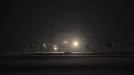 Boeing-747-400-Tailandés-En-La-Pista-De-Noche-Del-Aeropuerto-De-Domodedovo-En-Moscú,-Rusia