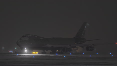 Sky-Gates-Cargo-Boeing-747-Llegada-En-La-Noche-De-Invierno