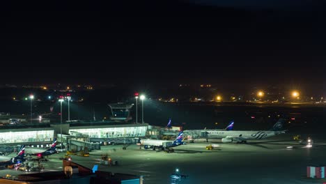 Zeitraffer-Nachtaufnahme-Des-Geschäftigen-Treibens-Am-Flughafen-Scheremetjewo-In-Moskau,-Russland