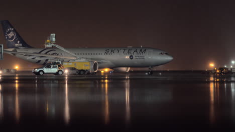 Avión-De-Librea-Skyteam-En-El-Aeropuerto-De-Sheremetyevo-En-La-Noche-Lluviosa