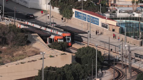 Vista-De-La-Ciudad-Con-Tráfico-De-Coches-Y-Tranvías.