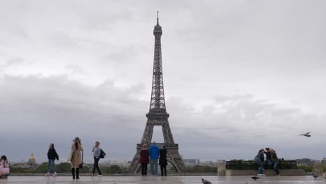 Visitantes-De-La-Ciudad-En-El-Mirador-Tomando-Fotos-Con-La-Torre-Eiffel-De-París
