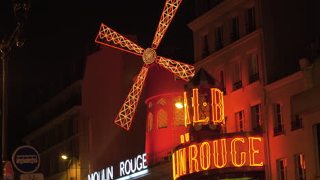 Beleuchtetes-Moulin-Rouge-In-Der-Pariser-Straße-Bei-Nacht,-Frankreich