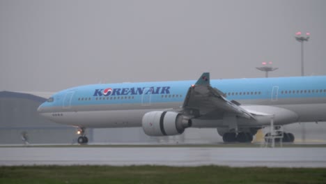 Korean-Air-A330-Flugzeug-Rollt-Am-Flughafen