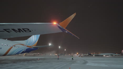 Winternachtansicht-Des-Flughafens-Sheremetyevo-Mit-Flydubai-Boeing-737-8-Max-Moskau