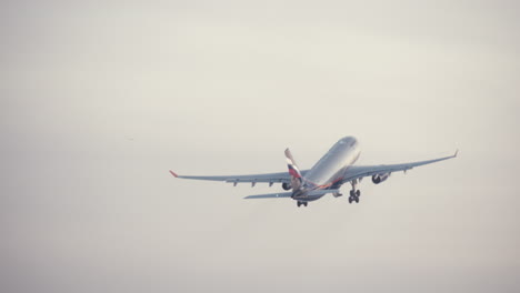 Avión-De-La-Aerolínea-Aeroflot-Despegando-Y-Ganando-Altura-En-El-Cielo.