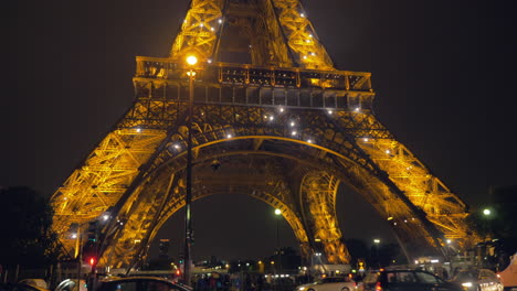 Calle-Parisina-Y-Torre-Eiffel-Iluminada-Por-La-Noche-Francia