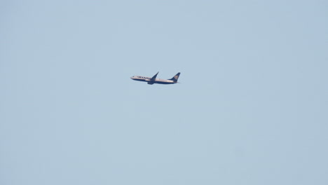 Avión-De-Ryanair-Volando-En-El-Cielo-Azul-Claro