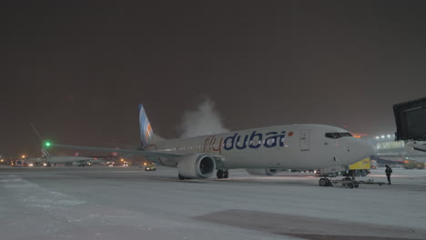 Flydubai-Boeing-737-Max-8-En-El-Aeropuerto-En-La-Noche-De-Invierno
