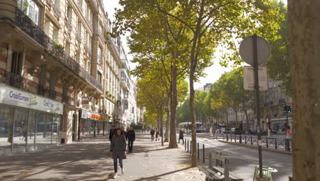 Caminando-Por-Las-Calles-De-París-En-Un-Soleado-Día-De-Otoño