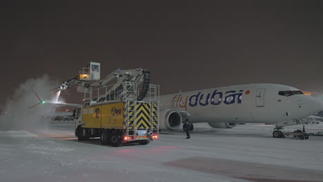 De-icing-airplane-Flydubai-Boeing-737-8-MAX-at-winter-night
