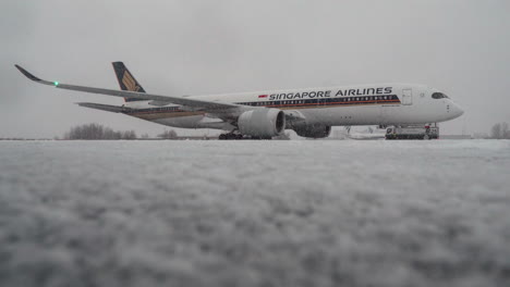 Timelapse-of-de-icing-Singapore-Airlines-plane-in-winter