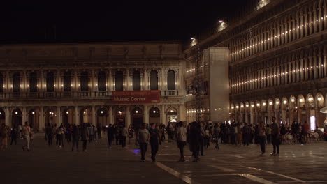 Piazza-San-Marco-Mit-Vielen-Menschen,-Die-Nachts-Dort-Spazieren-Gehen,-Venedig,-Italien