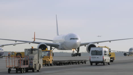 Rollender-Flugzeug--Und-Fahrzeugverkehr-Am-Moskauer-Flughafen-Scheremetjewo