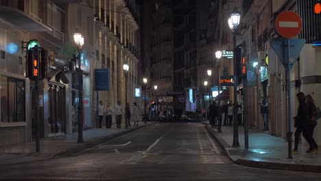 Blick-Auf-Die-Straße-Am-Abend-Alicante-Spanien-Menschen-überqueren-Die-Straße