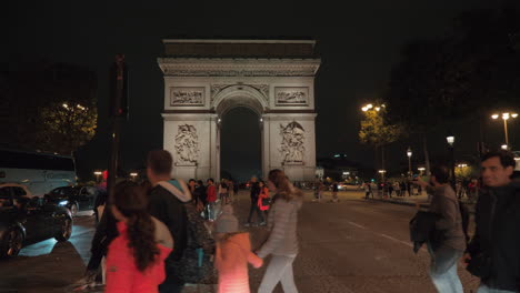 Blick-Auf-Die-Stadt-Mit-Dem-Arc-De-Triomphe-In-Der-Nacht.-Pariser-Menschen-überqueren-Die-Straße