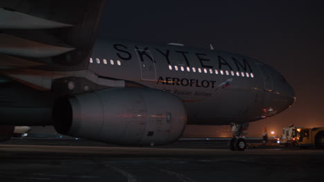 Avión-De-Remolque-De-Aeroflot-Con-Librea-De-Skyteam-En-El-Aeropuerto-De-Sheremetyevo-Por-La-Noche