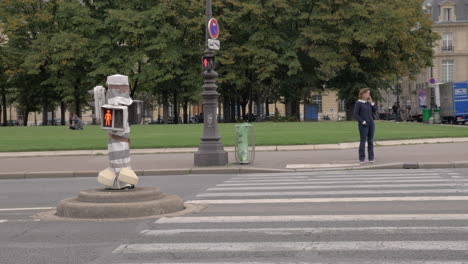 Fußgänger--Und-Autoverkehr-Auf-Der-Straße-Von-Paris,-Frankreich