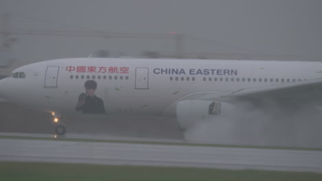 A330-Der-Fluggesellschaft-China-Eastern-Auf-Nasser-Landebahn-Des-Moskauer-Flughafens-Scheremetjewo