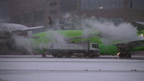 De-icing-plane-of-S7-Airlines-before-departure-from-Domodedovo-Airport-Moscow